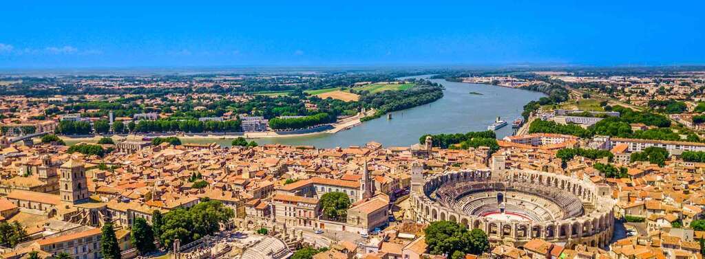 la ville d'Arles 25km