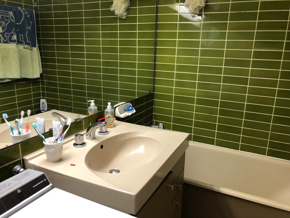 Salle de bain avec lave-linge 