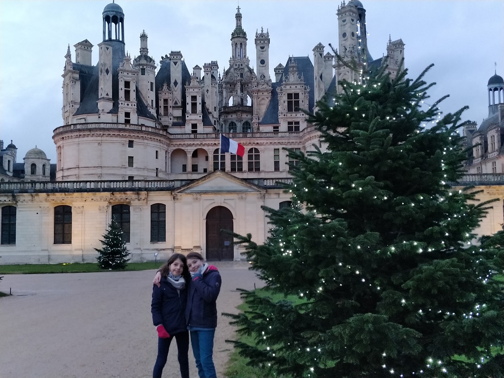 Lucie et Elsa à Chambord avec les décorations de Noël