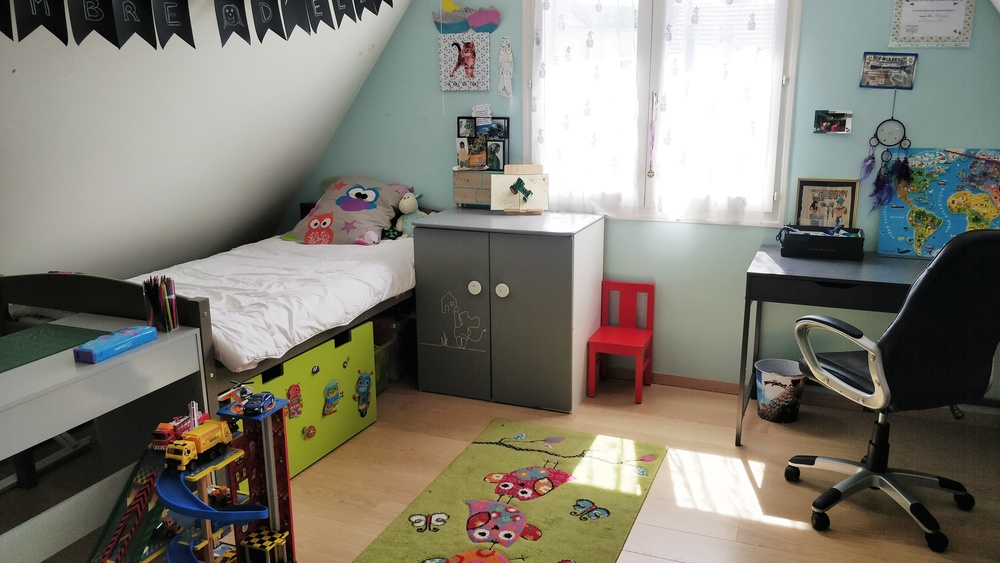 Chambre d'enfant avec un lit simple (90x190)