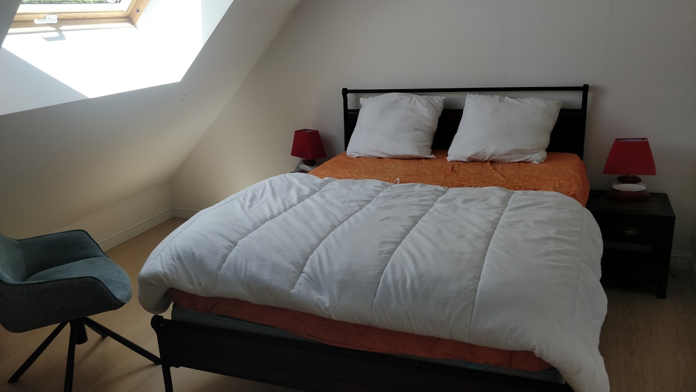 Chambre avec un lit double (140x190) et une grande commode à l'étage