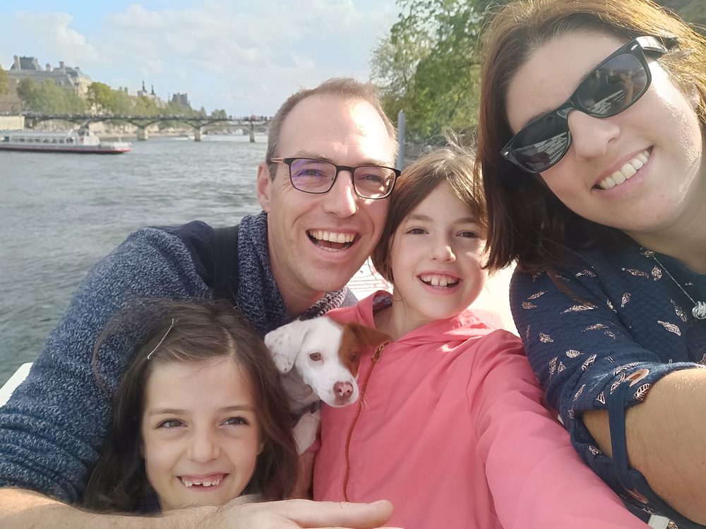 La famille sur le bateau mouche à Paris