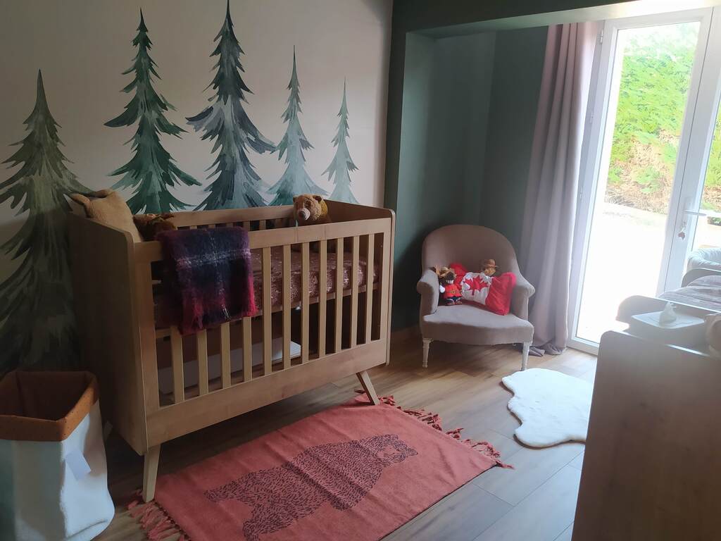 Chambre bébé (lit barreaux et table de lange)