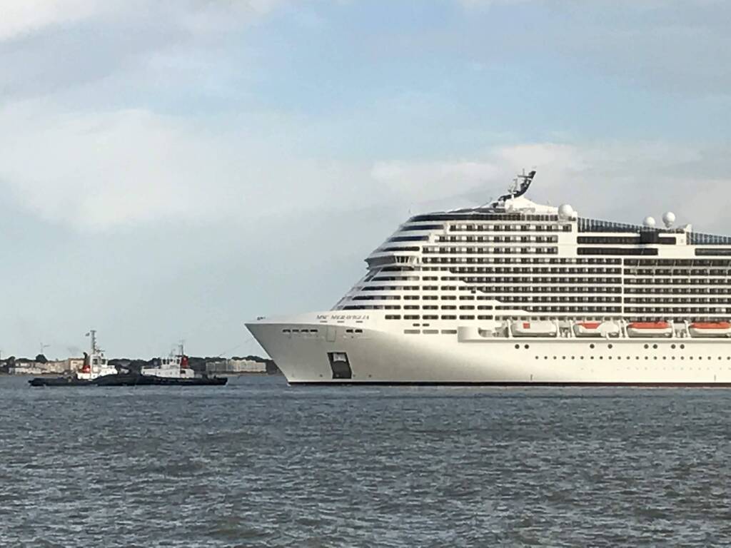 Paquebot quittant le chantier naval