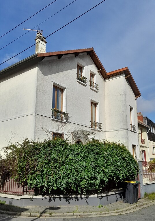 Maison, les 3 fenêtres en haut à droite sont celles de l'appartement