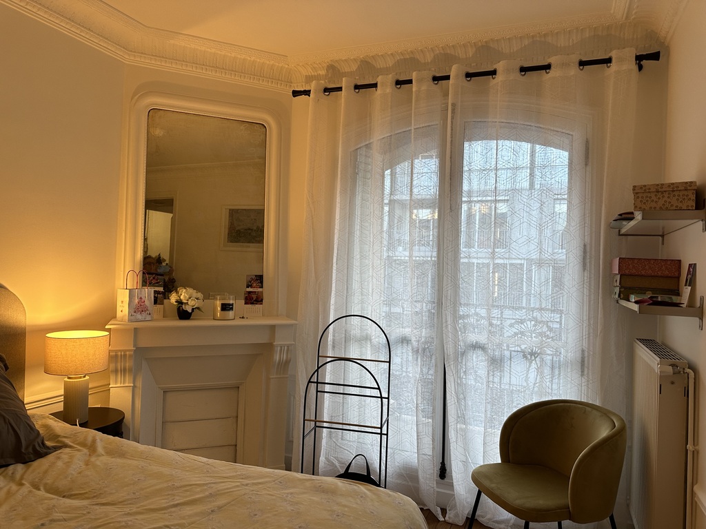 Chambre grand lit avec accès sur balcon