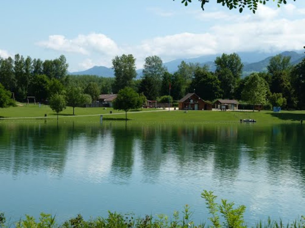 Lac "le bois français" avec plages et baignade