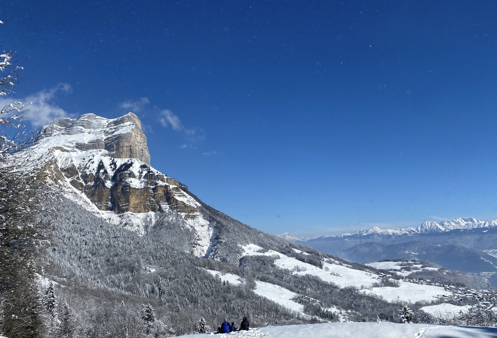 La « dent de Crolles » en hiver, à 20 minutes en voiture et une heure de randonnée (en été).