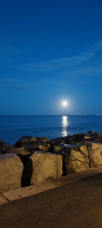 Plage des rosaires sous la pleine lune et grande marée