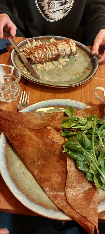 Spécialité culinaire bretonne: galette et galette saucisse
