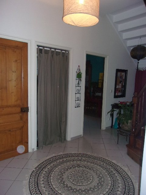 Vestibule deservant le salon, la salle à manger, la cave et le WC du bas