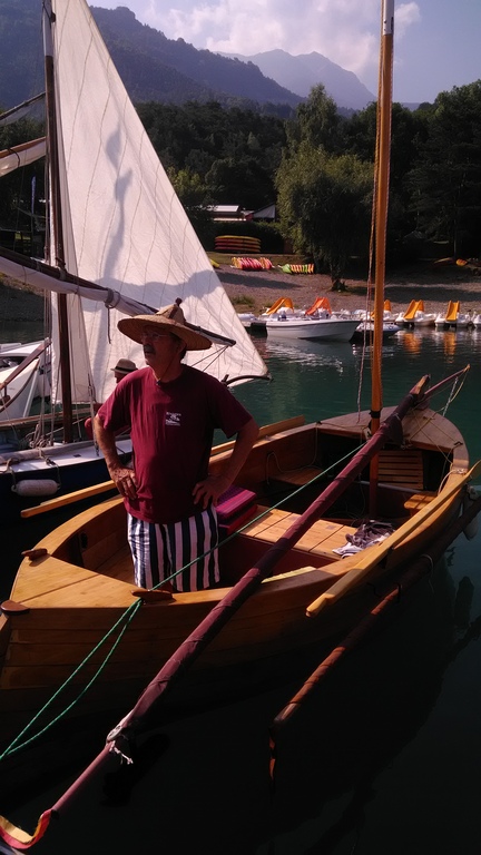 Pierre sur un des bateaux qu'il a construits