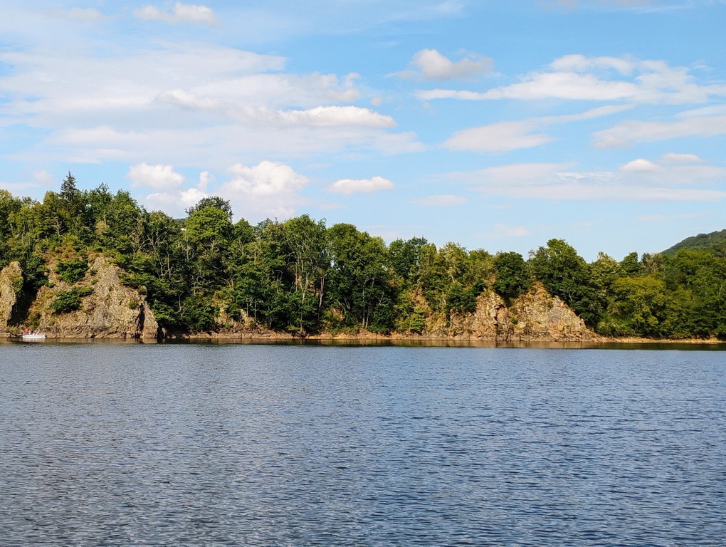 le lac près de la maison