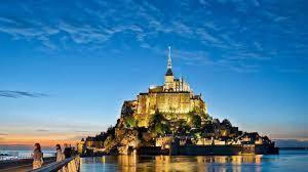 le Mont-Saint-Michel est à 60 kms de Granville - Beauté du site de jour et de nuit - la Merveille !!