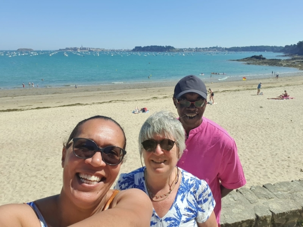 Nous deux et notre fille à la plage en été.