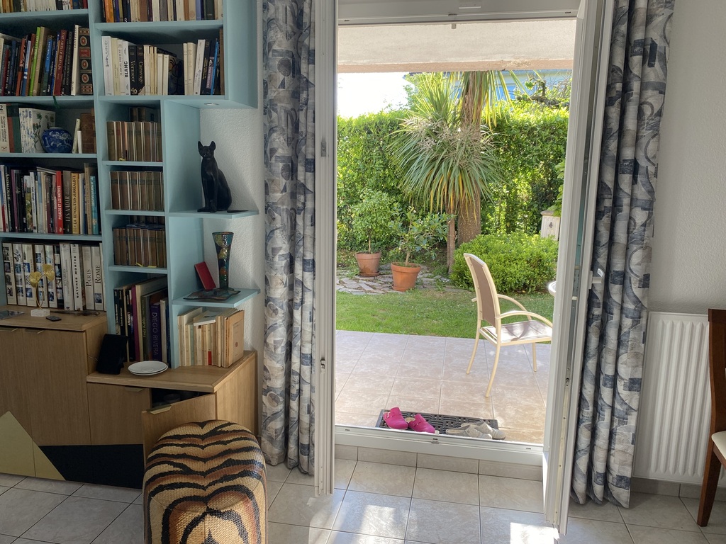 Sortie du salon au jardin