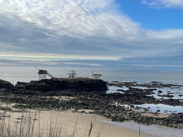 Plage du Platin  et le phare de Cordouan au fond
