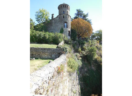 Les remparts de Crémieu (village médiéval)