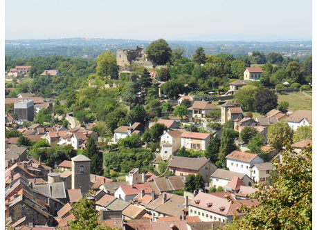 village de Crémieu à 2km