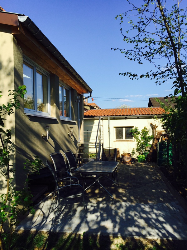Notre terrasse ombragée plein sud avec barbecue