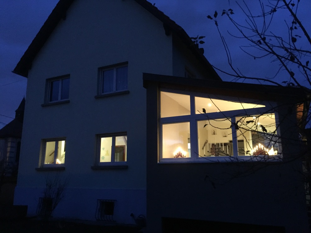 La maison de l'extérieur, de nuit...