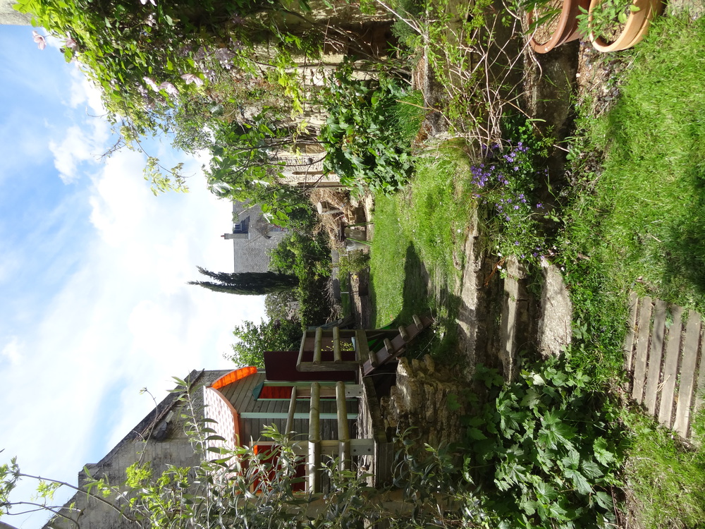 Passage vers le jardin et la cabane des enfants.