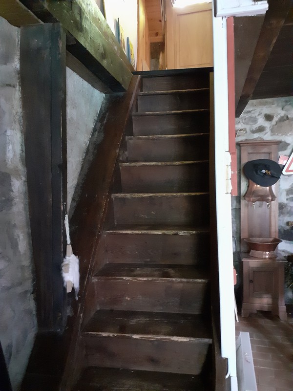 Escalier montant à l'étage. Escalier un peu raide