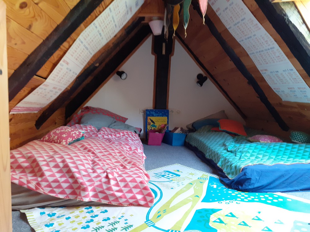 Mezzanine avec 2 matelas de 90 cm. Basse hauteur sous plafond.