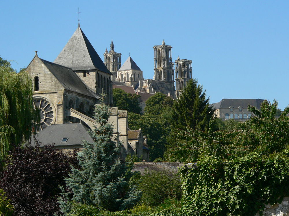Eglise de Vaux et cathédrale dans un écrin de verdure