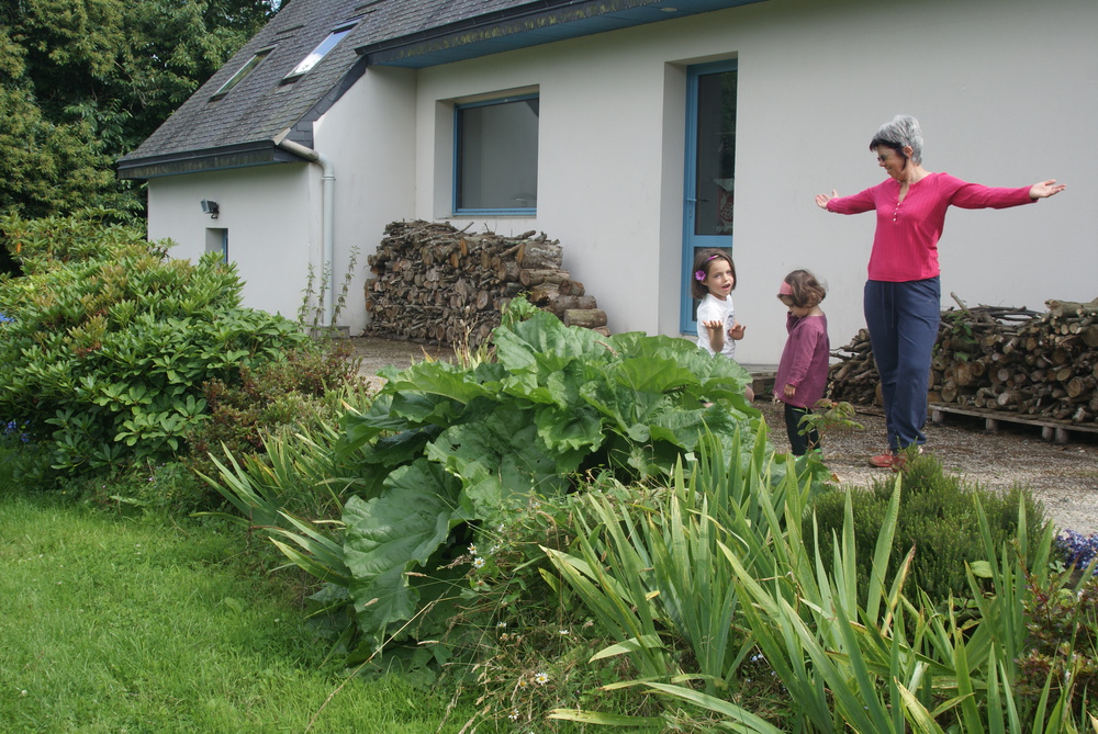 Arrière de la maison (Nord), la végétation a bien poussé depuis et .... mes petites filles aussi !!