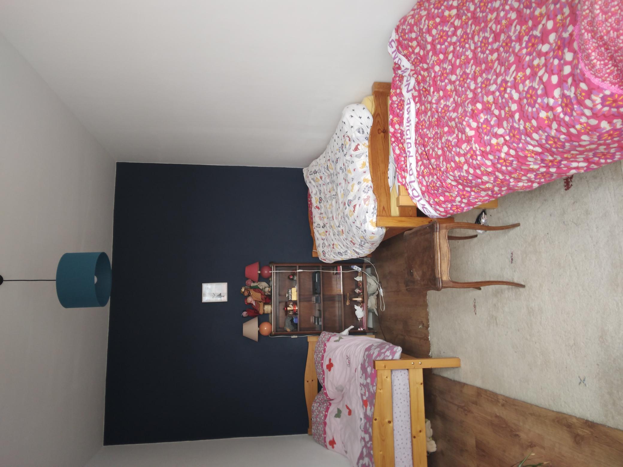 chambre en haut avec 2 lits simples