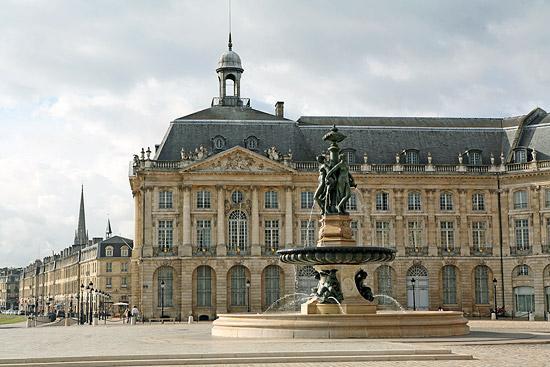 La fontaine des trois grâces, place de la Bourse