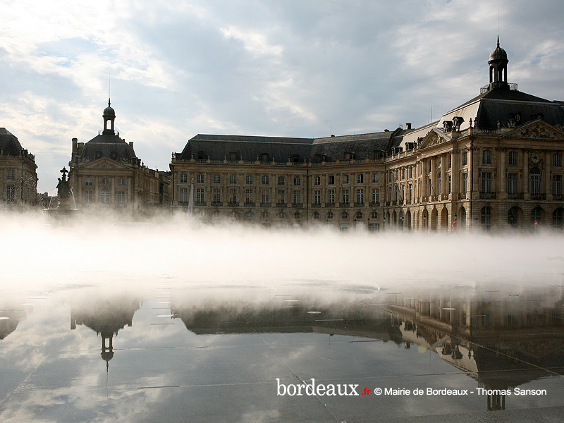 Place de la Bourse, le "miroir d'eau". Jets d'eau chaude très appréciés des jeunes enfants