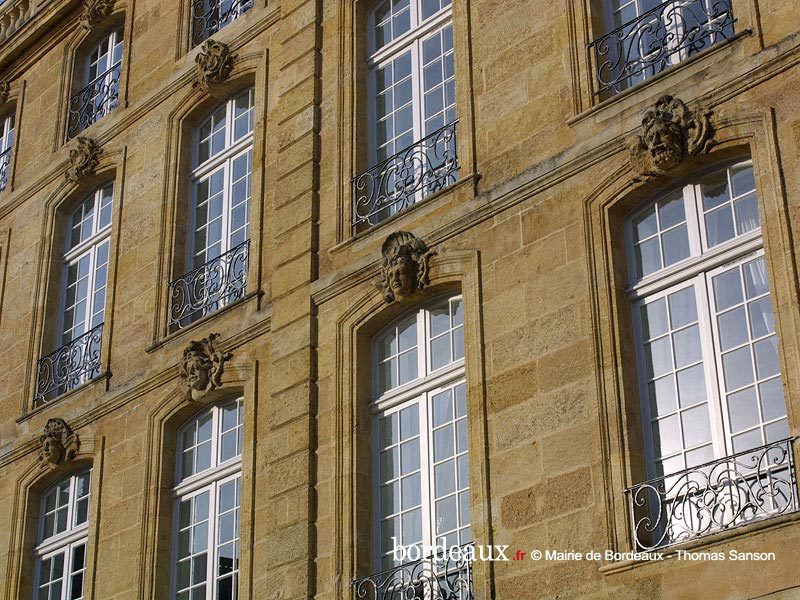 Une façade, place du Parlement