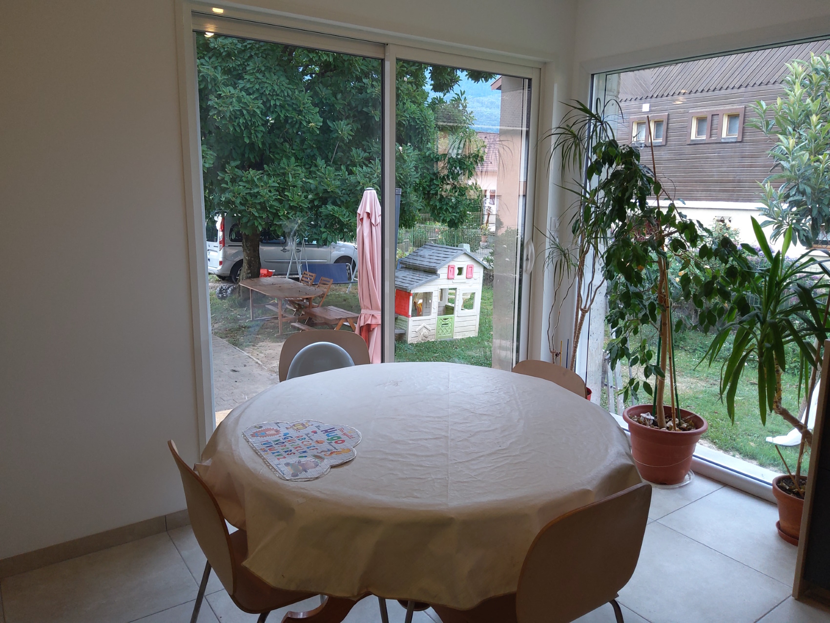 Notre nouvelle salle à manger, avec vue sur le jardin