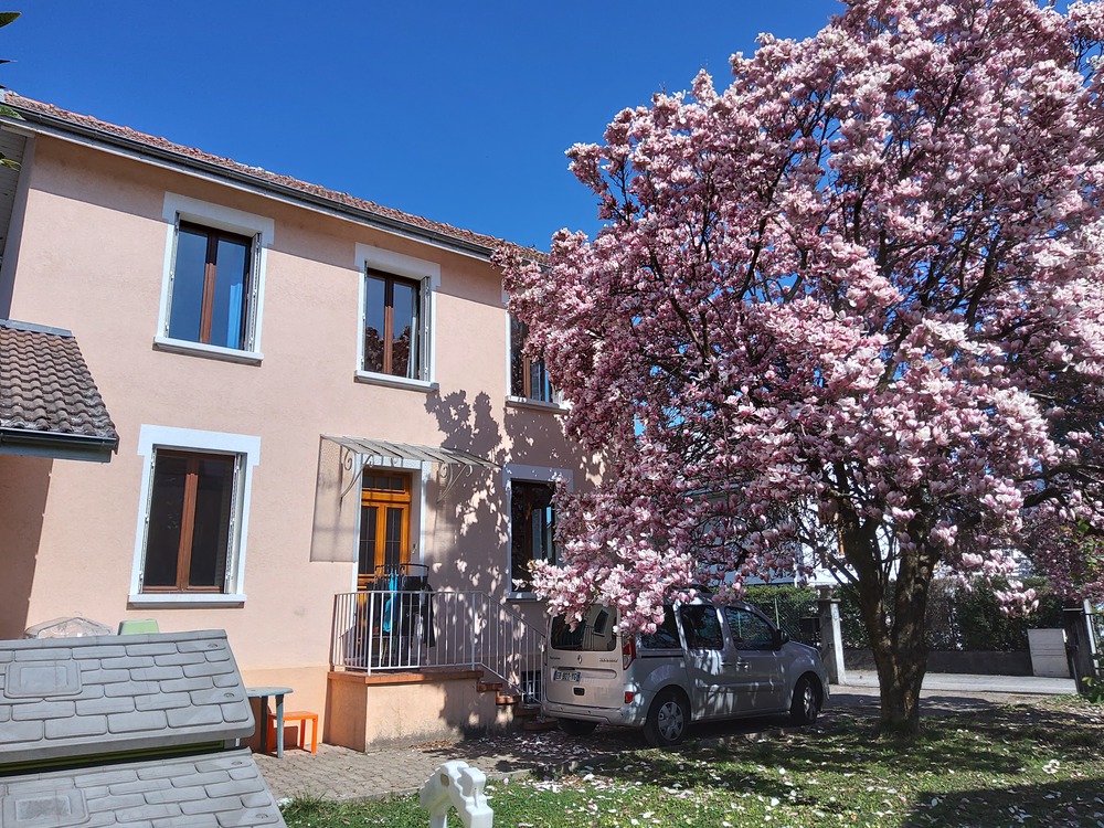La maison, vue du jardin, orientée au Sud
