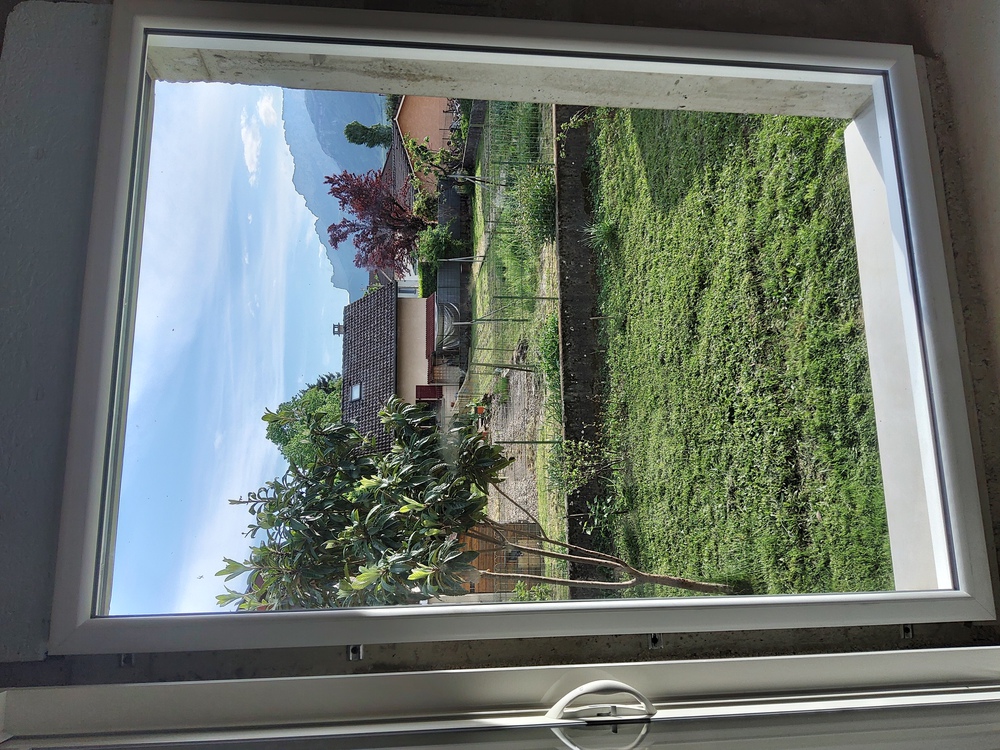 La vue de la salle à manger sur le jardin, la vallée du Grésivaudan et le massif de la Chartreuse.