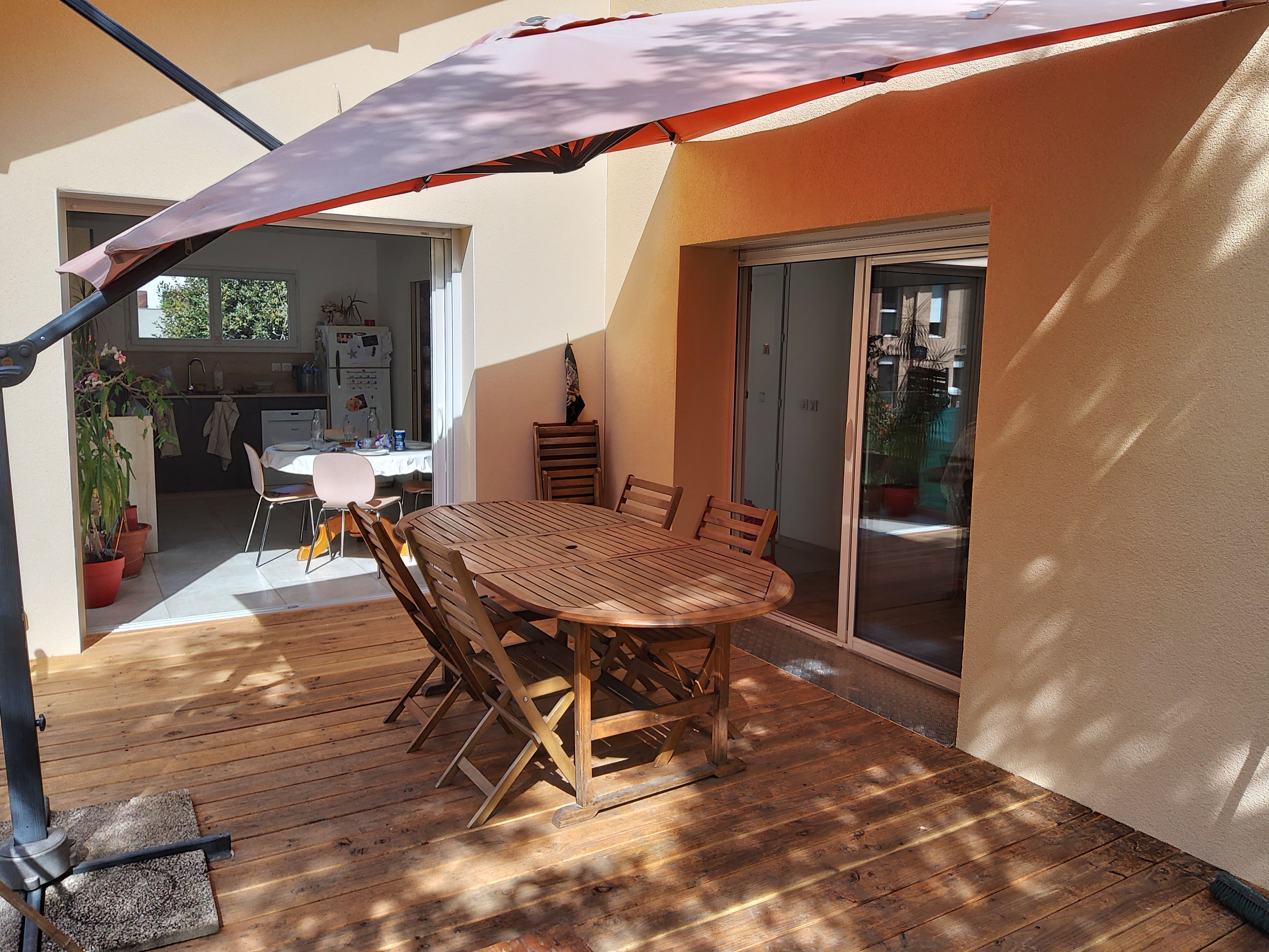 La terrasse donnant sur le jardin, avec l'accès sur le salon et la cuisine