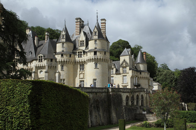 Rigny Ussé (30 km) "château de la Belle au bois dormant"
