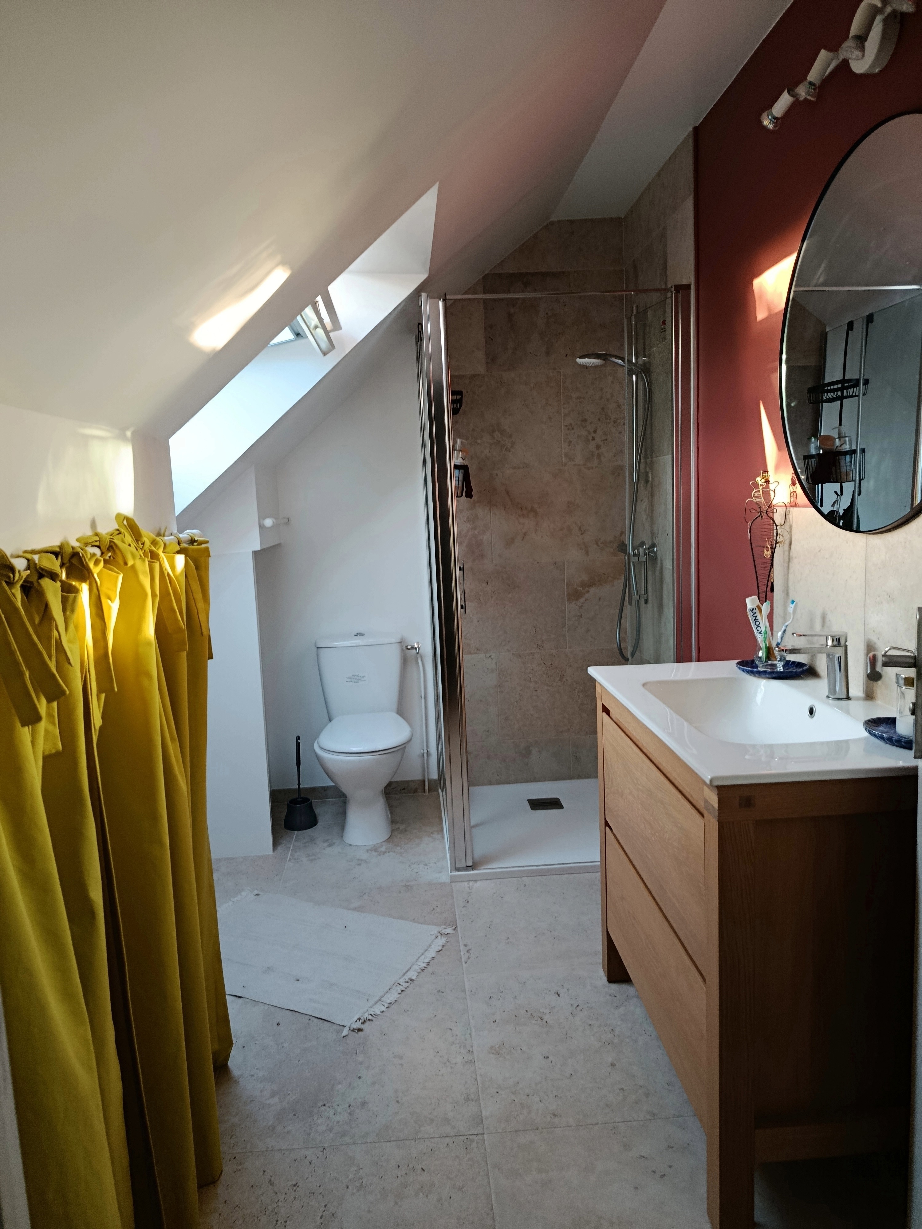 Salle de bain à l'étage.