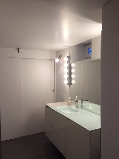 La salle de bains du RdC avec douche italienne
