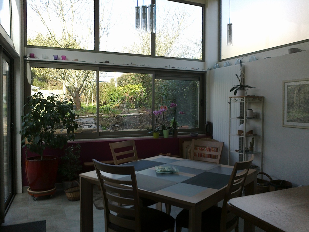 La cuisine, vue sur le jardin