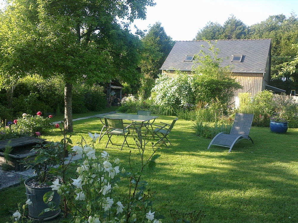 Au fond, le garage.