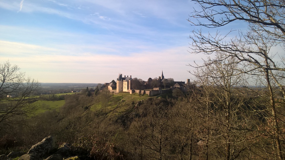 Vue de Sainte-Suzanne depuis le Tertre Ganne