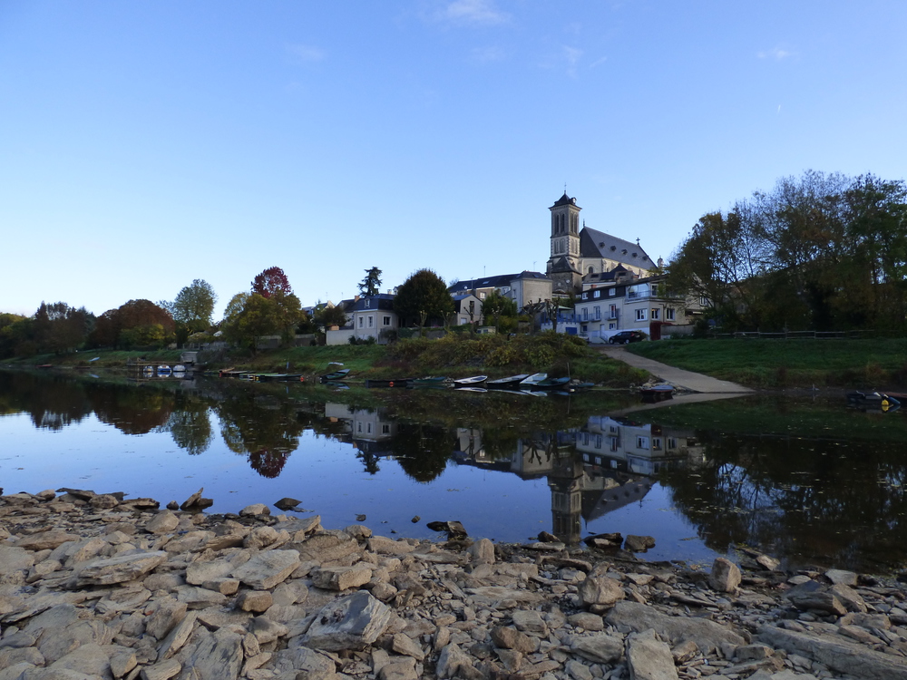 Vue sur le village de la rivière, juste au bord de la rivière et sous l'église, notre maison