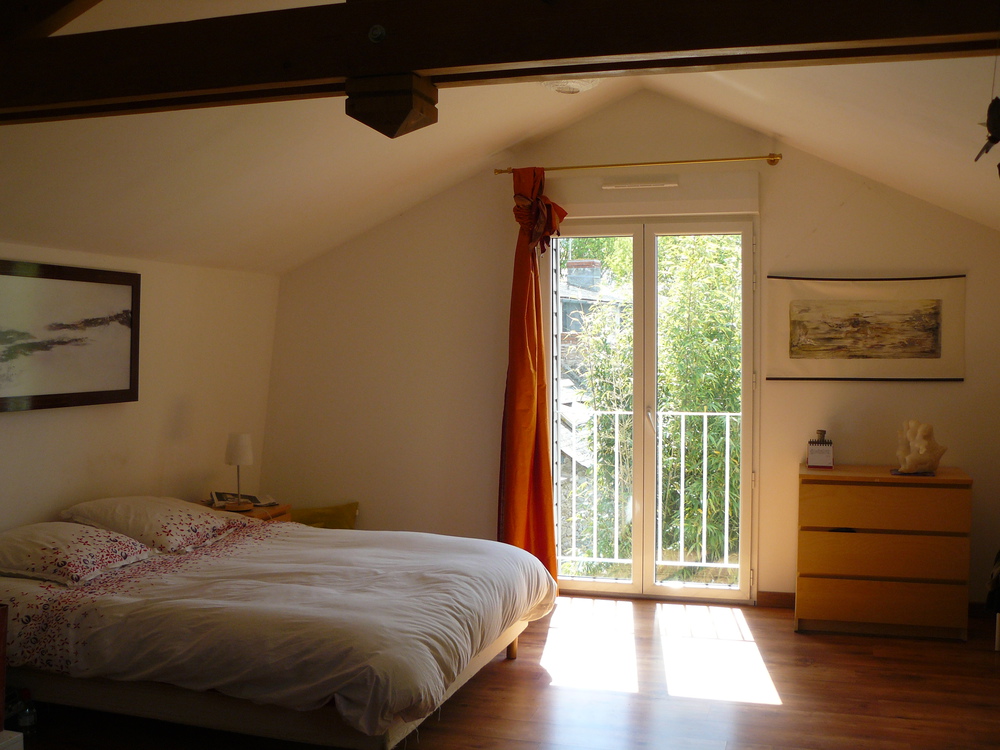 Notre chambre à l'étage, vue sur la rivière avec un salon de lecture et un piano