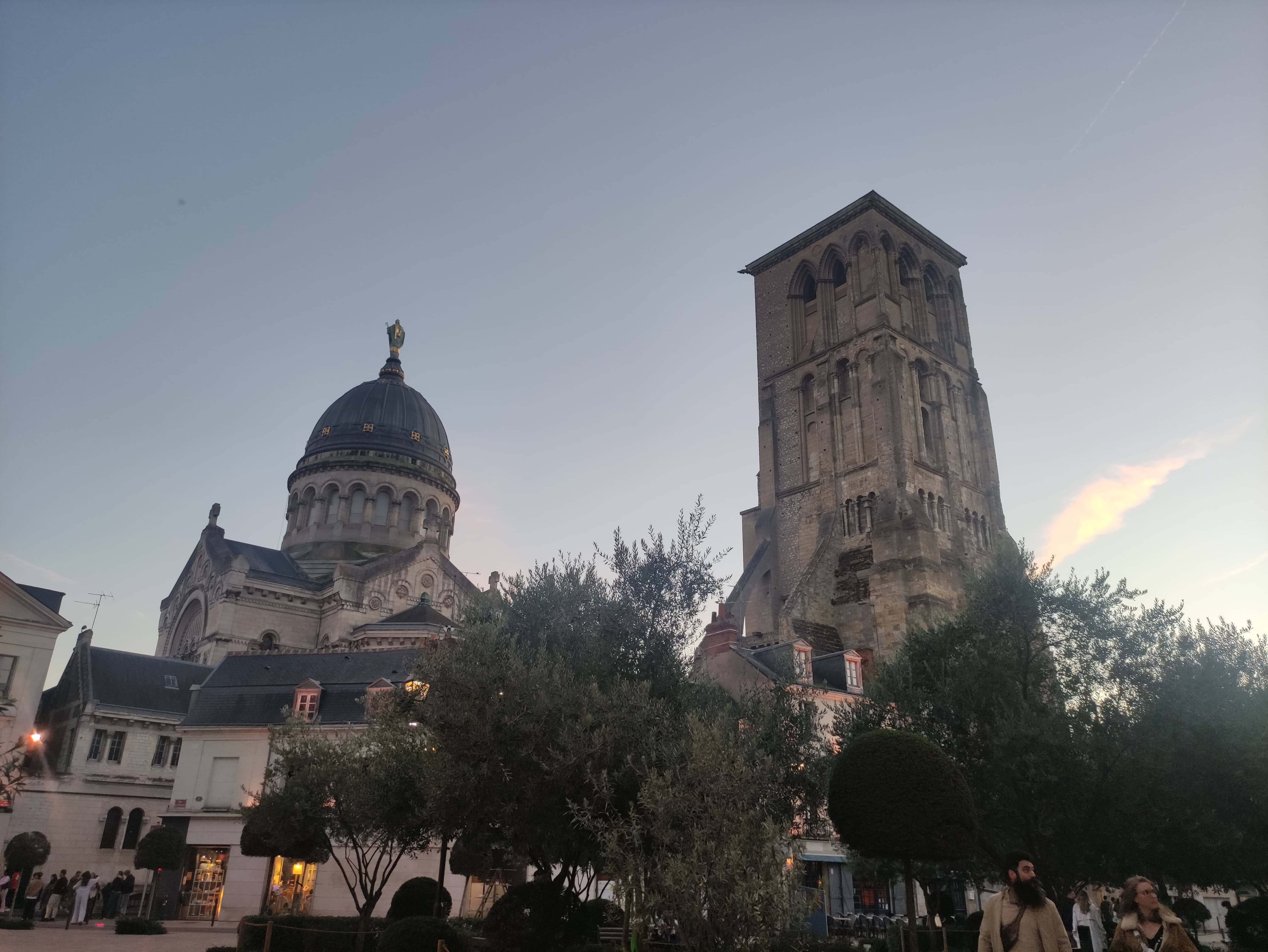 Basilique et Tour Charlemagnene