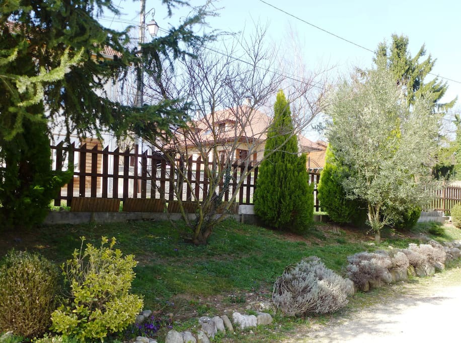 Notre jardin arboré et clôturé