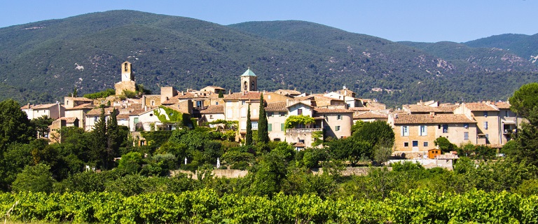 Lourmarin dans le Luberon (15 min). Albert Camus y est enterré