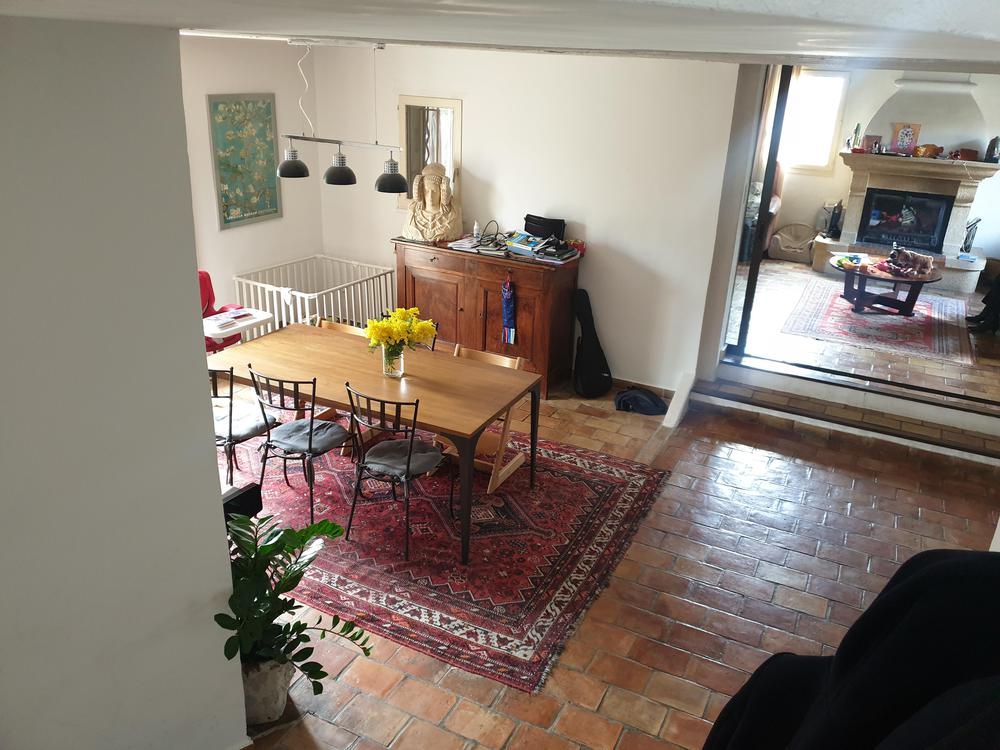 salle à manger et salon au fond
